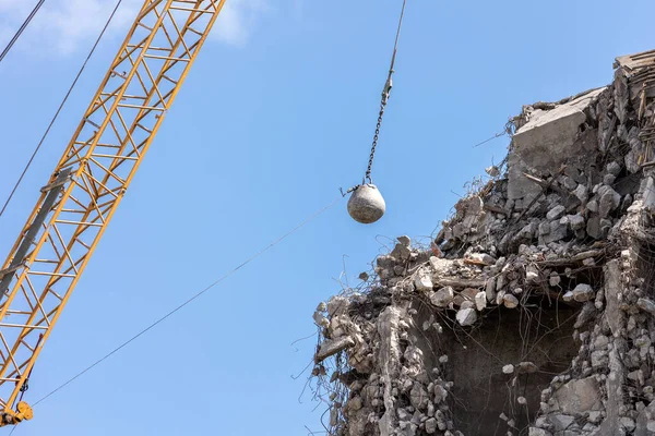 Hantaman Berat Crane Bola Menghancurkan Bangunan Tua Terhadap Langit Biru Stok Foto
