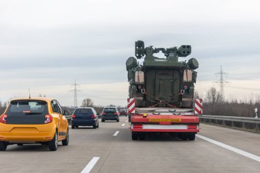 Hava savunma sistemi römorklu zırhlı personel taşıyıcı taşıyıcı taşıyıcı karavan taşıyıcı kamyon askeri konvoy otoyolu kullanıyor. ABD askerleri, yeniden yerleştirme kuvvetlerini Doğu Avrupa 'ya takviye ediyor.