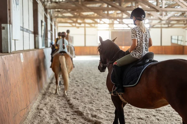 Escuela Equitación Niñas Grupo Entrenamiento Niños Pequeños Clases Equitación Sala — Foto de Stock