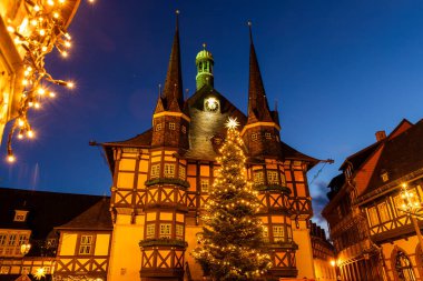 Almanya 'nın Sachsen-Anhalt bölgesinin Harz bölgesindeki tarihi şehir merkezi Wernigerode. Eski Avrupa manzaralı küçük bir kasabada Noel süsü. Avrupa 'nın Manzaralı Seyahat Yeri.