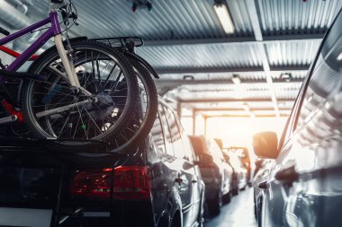 Tam dolu yolcu kargo kargo feribot gemisi dolu arabalar ve araçlarla dolu. Deniz taşımacılığı feribot nakliye gemisi. Kuzey Avrupa deniz hattı.