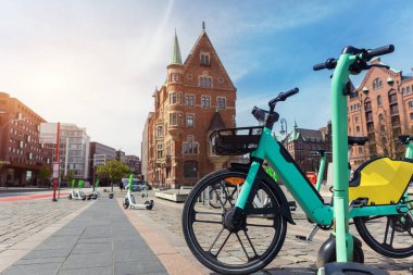 Eski Hafencity Speicherstadt Qutier Haven City 'de St. Annenplatz' a park etmiş elektrikli bisiklet kiralama motosikletleri. Sağlıklı ekoloji kentsel ulaşım altyapısı.
