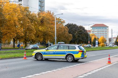 Alman polisi, protestocular toplantısında güvenlik gerekçesiyle Dresden caddesinde yol trafiğini engelledi. Almanya Saksonya 'da polis aracıyla kapatılan ulaşım aracı..