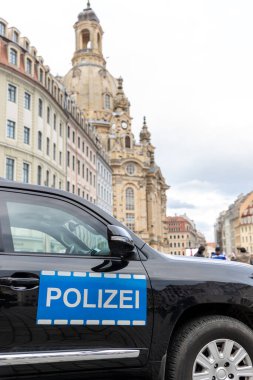 Alman Polisi siyah SUV aracı, New Market Meydanı Neumarkt 'taki Dresden Altstadt caddesinde protesto eylemcileri toplantısında güvenlik gerekçesiyle bulundu. Almanya 'da zırhlı polis aracı Saksonya.