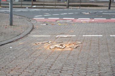 Silvester partisinin geleneksel kutlamalarından sonra Alman şehir caddesinde havai fişek kutusu çöpleri kaldı. Şımarık havai fişekler, Avrupa 'nın boktan Avrupa kenti kaldırımlarını yıIbaşı.