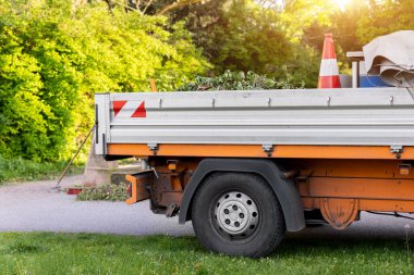 Belediye profesyonel ev peyzajı bahçıvanlık, çim biçme ustalığı ve hizmet. Şehir çim biçme bakımı çalı temizleme ekipmanı kamyoneti. Profesyonel ekip çalışanı nakliye kamyonu..
