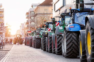 Çiftçi sendikası Almanya 'daki hükümet politikasına karşı grevi protesto etti. Traktör araçları şehir trafiğini engelliyor. Tarım makineleri Magdeburg merkez Domplatz Meydanı.