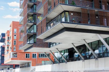 Çağdaş Residential Residential tuğla cephe evleri demirden sütunlar Almanya şehir merkezindeki Hamburg demetini destekliyor. Modern yenilikçi mimari tarzı. Alman mimari tasarımı şehir manzarası.