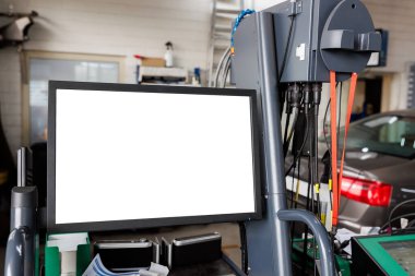 Bilgisayar ekranı, arabanın tanısal kontrolünü düzenliyor. Servis oto tamirhanesi atölyesi. Araç bakım istasyonunda kaldırıldı. Otomobil tamiri ve kontrol. Otomotiv sigortası denetimi.