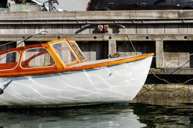 Güneşli bir günde, Kopenhag kanalı marina rıhtımındaki Christianshavn limanına demirlemiş eski ahşap teknenin yakın çekim detaylı görüntüsü. Christianshavn Mahalle yaşam tarzı.