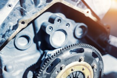 Kapalı araba yarışı motor sporu motor uçuş tekeri parçaları garaj atölyesi atölye tamir fabrikası servis onarım istasyonu. Araç parçası detayı. Makine hassasiyeti otomotiv mühendisliği.