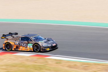 Oschersleben, Almanya, 28 Mayıs 2023: Oschersleben Motorsport Hipodromu 'nda manzara görüntüsü hızlı AUDI R8 LMS GT3 EVO II DTM. Avrupa Otomobil Sporları Yarışması.