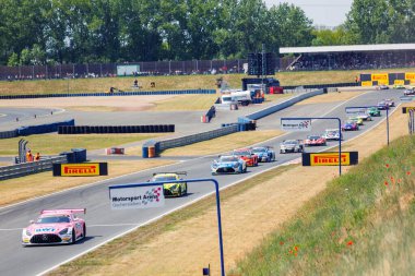 Oschersleben, Almanya, 28 Mayıs 2023: Oschersleben Motorsport Arena pistinde Mercedes BMW Audi Lamborghini Ferrari Porsche DTM hızla mücadele ediyor. Avrupa Otomobil Sporları Yarışması.