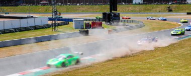 Oschersleben, Almanya, 28 Mayıs 2023: Oschersleben Motorsport Arena pistinde Mercedes BMW Audi Lamborghini Ferrari Porsche DTM hızla mücadele ediyor. Avrupa Otomobil Sporları Yarışması.