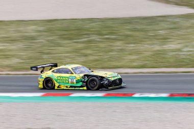 Oschersleben, Almanya. 29 Nisan 2024. Sahne görüntü bulanıklığı Lucas Auer MANN-FILTER sürücü MerCEDES-AMG GT3 DTM Oschersleben Motorsport Arena yarış pistinde. Avrupa Otomobil Sporları Yarışması.