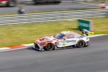 Oschersleben, Almanya. 29 Nisan 2024. Sahne görüntü bulanıklığı Kalender Seppanen Landgraf Motorsporları MERCEDES-AMG ADAC GT Masters Motorsport yarış pisti. Avrupa otomobil sporları yarışması.