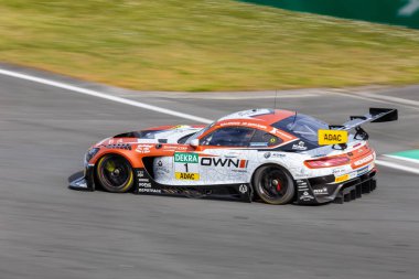 Oschersleben, Almanya. 29 Nisan 2024. Sahne görüntü bulanıklığı Kalender Seppanen Landgraf Motorsporları MERCEDES-AMG ADAC GT Masters Motorsport yarış pisti. Avrupa otomobil sporları yarışması.