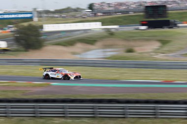 Oschersleben, Almanya. 29 Nisan 2024. Sahne görüntü bulanıklığı Kalender Seppanen Landgraf Motorsporları MERCEDES-AMG ADAC GT Masters Motorsport yarış pisti. Avrupa otomobil sporları yarışması.