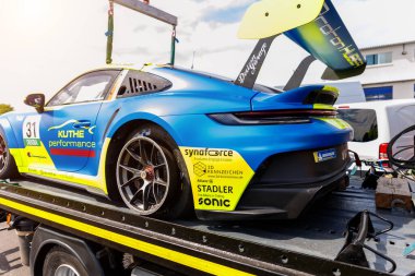 Oschersleben, Almanya. 29 Nisan 2024. Porsche 911 GT3 Kupa Takımı Proton Huber Yarışması çekicinin güvenlik servisine yüklendikten sonra bozuldu. Meydan okuma yardım acil destek aracı.