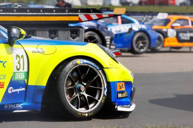 Oschersleben, Almanya. 29 Nisan 2024. Porsche 911 GT3 Kupa Takımı Proton Huber Yarışması çekicinin güvenlik servisine yüklendikten sonra bozuldu. Meydan okuma yardım acil destek aracı.