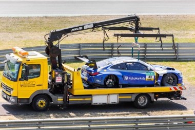 Oschersleben, Almanya, 28 Mayıs 2023: Rene Rast BMW M4 GT3 Team Schubert Motorsport çekici kamyon güvenlik hizmetine yüklendikten sonra bozuldu. Meydan okuma yardım acil destek aracı.