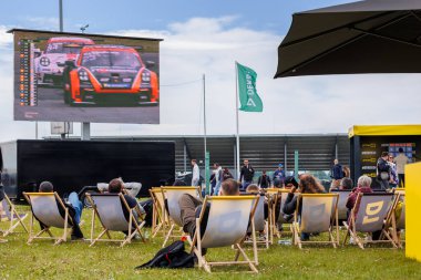Oschersleben, Almanya. 29 Nisan 2024. Taraftarlar oturma odası başkanı Joy view Porsche Cup DTM ADAC GT savaş süper arabaları Oschersleben Motorsport Arena yarış pistinin keyfini çıkarıyorlar. Avrupa Otomobil Sporları Yarışması.