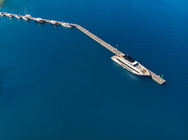 Açık yaz güneşli bir günde, Hırvat körfezi kıyı şeridine demirlemiş pek çok yat manzaralı mavi turkuaz berrak su. Akdeniz marinasının tepesinde. Tekne kiralama servisi.