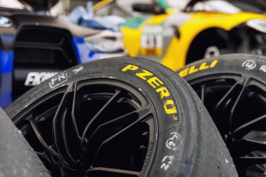 Oschersleben, Almanya. 29 Nisan 2024. Spor yarışları Pirelli P sıfır lastik tekerlekleri monte edilmiş çim çukurları motor sporları pisti için hazır. Üst üste yığılmış spor lastikleri süper araba pisti asfalt yarışması.