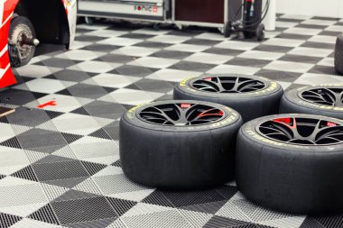 Oschersleben, Almanya. 29 Nisan 2024. Spor yarışları Pirelli P sıfır tekerlek bbs montaj alanı çukur alanı motor sporları pisti kurdu. Üst üste yığılmış spor lastikleri süper araba pisti asfalt yarışması.