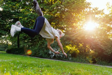 Şirin küçük kız kedi kürklü maskesi takıyor. Orman parkında eğleniyor. Çocuklar, vahşi hayvan karakteri moda hayran kültürü. Gençlerin sosyal ifade hobisi.