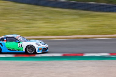 Oschersleben, Almanya. 29 Nisan 2024. Porsche Sixt Carrera Kupası Deutschland Scenic view Oschersleben Motorsport Arena pistinde 992 süper araba ile mücadele ediyor. Avrupa Otomobil Sporları Yarışması.