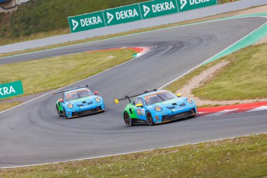 Oschersleben, Almanya. 29 Nisan 2024. Porsche Sixt Carrera Kupası Deutschland Scenic view Oschersleben Motorsport Arena pistinde 992 süper araba ile mücadele ediyor. Avrupa Otomobil Sporları Yarışması.