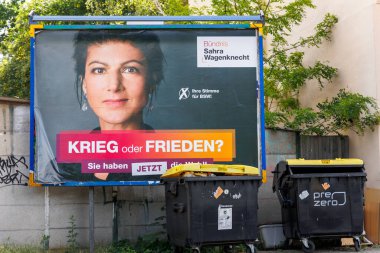 Magdeburg, Almanya - 25 Mayıs 2024, farklı parti adayları ile siyasi reklam panoları 9 Haziran 2024 'te Alman şehir sokaklarında Avrupa seçimleri. AB Avrupa parlamentosu oy günü.