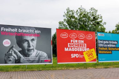 Magdeburg, Almanya - 27 Mayıs 2024, farklı parti adaylarıyla dolu siyasi reklam panoları 9 Haziran 2024 'te Alman şehir sokaklarında. AB Avrupa parlamentosu oy günü.