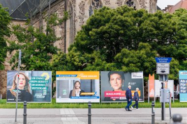 Magdeburg, Almanya - 27 Mayıs 2024, farklı parti adaylarıyla dolu siyasi reklam panoları 9 Haziran 2024 'te Alman şehir sokaklarında. AB Avrupa parlamentosu oy günü.