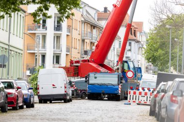 Avrupa 'nın dar arka planında çalışan ekstra ağır yük taşınabilir vinç. Teleskopik patlama ekipman taşıma inşaat sitesi kiralama hizmeti. Ağır endüstriyel makineler.