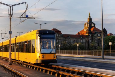 Carola Köprüsü 'nden geçen sarı tramvay manzaralı Dresden nehri Elbe Nehri Saksonya Eyalet Başbakanlık Ofisi. Seyahat şehri turu Almanya Saksonya başkenti şehir manzarası.