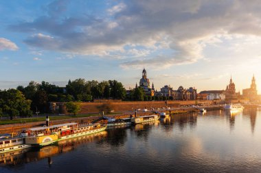 Gün batımının sıcacık manzarası güzel Dresden şehri Elbe Nehri 'nin ufuk çizgisi birçok buharlı turist gemisi kıyıya demirlemiş durumda. Saksonya Almanya 'nın başkenti. Eski Avrupa mimarisi ile alacakaranlık manzarası..