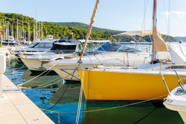 Turkuaz deniz suyu marinası limanında modern lüks yelkenli. Yelkenli tekne kiralama liman servisi. Deniz macerası hayat tarzı. Seyahat tatili.