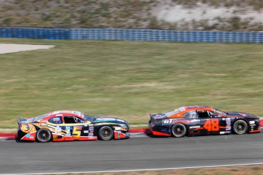 Oschersleben, Almanya, 24 Eylül 2023: Oschersleben Motorsport Arena pistinde Nascar Whelen Euro Serisi hızla sahnelenen manzara savaşı. Avrupa Amerikan Otomobil Sporları Yarışması.