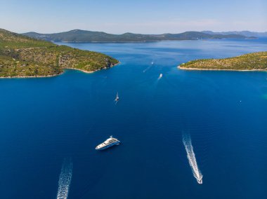 Açık yaz güneşli bir günde, Hırvat körfezi kıyı şeridine demirlemiş pek çok yat manzaralı mavi turkuaz berrak su. Akdeniz marinasının tepesinde. Tekne kiralama servisi.