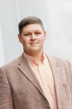 Resmi takım elbiseli genç orta yaşlı iş adamının portresi. Kendine güvenen mutlu bir iş adamı. Finansal Yönetim Bilişim Profesyonelleri.