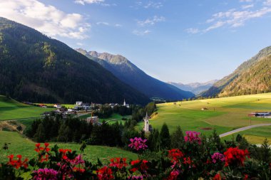 Avustralya dağ köyü Kals am Grossglockner vadisinin açık mavi gökyüzü manzaralı manzarası. Avusturya, Osttirol Ulusal Parkı 'nın doğasında var. Yaz sonbahar yürüyüşü turizmi.