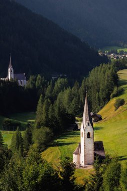 Austrian dağ köyü Kals am Grossglockner vadisi açık mavi gündoğumu gökyüzü arkaplanı. Avusturya, Osttirol Ulusal Parkı 'nın doğasında var. Yaz sonbahar yürüyüşü turizmi.