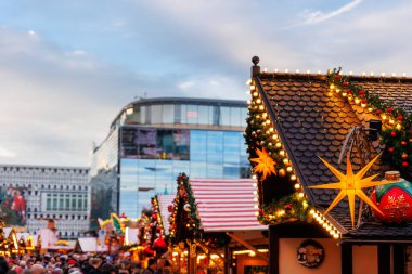Şehir merkezindeki güzel geleneksel Alman Noel Meydanı birçok atlıkarınca Noel ağacı ışığı ve dekorasyonu. Noel ve yeni yıl kutlama sezonu. Neşeli Yeni Yıl Fuarı.