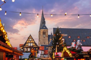 Charming Quedlinburg eski geleneksel Alman Noel Pazarı şehir merkezi atlıkarınca Noel ağacı ışığı ve süslemesi. Noel ve yeni yıl kutlama sezonu. Neşeli Yeni Yıl Fuarı.