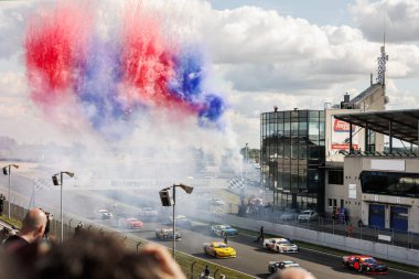 Oschersleben, Almanya, 24 Eylül 2023: Motorsport Arena yarış pistinde Nascar Whelen Euro Serisi 'nin açılış şeridini havaya uçuran manzara manzaralı havai fişekler. Avrupa Amerikan otomobil sporları yarışması.