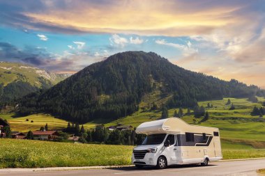 Manzaralı büyük beyaz aile karavan aracı yaz günü Avrupa otoyol alp dağ bulutu sürüyordu. Karavanın yaşam tarzı macera turizmi Alpler seyahat konsepti.