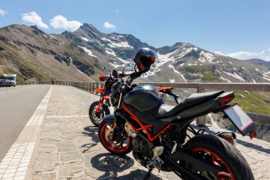 Grossglockner High Alpine Road 'da park etmiş iki motosikletin manzarası Tyrol Austria Alps dağ manzarası. Motosiklet çifti Avrupa 'da seyahat macera yolculuğu yaşam tarzı kültürü.