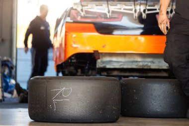 Nascar Whelen Euro serisi yarış arabası Motorsport Arena garaj pisti yarış pisti pistine karşı yarış lastikleri takıldı. Avrupa otomobil sporları yarışması.